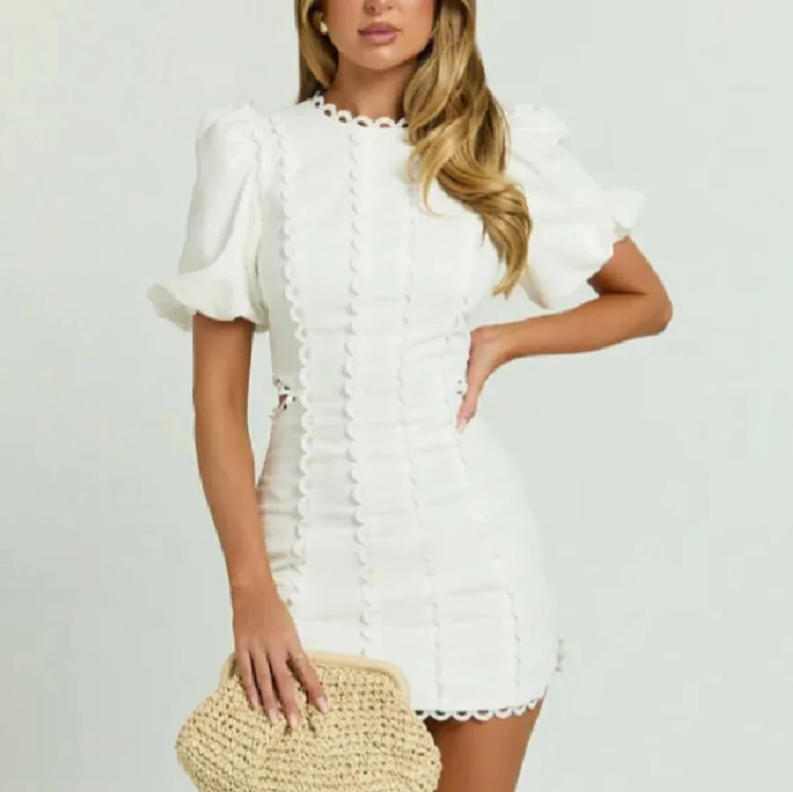 Vit kort klänning med puffärm - 1
