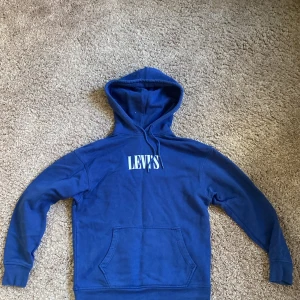 Blå Levis hoodie - Säljer en blå Levis hoodie i mycket bra skick, storlek S. Mitt pris 120kr!
