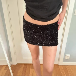 Svart paljettkjol i minilängd - Så snygg paljettkjol som ger en så fin figur. Kan både användas som minikjol, topp och vanligt kjol❤️använd en gång 