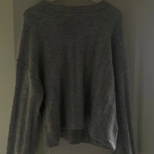 Grå stickad tröja  - Mysig grå stickad tröja nästan aldrig använd 