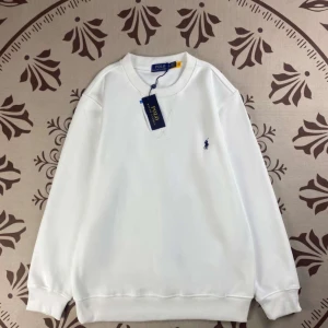 Ralph lauren tröja - Säljer denna riktigt snygga Ralph lauren tröja. HELT NY! Skriv om du har någon fråga.