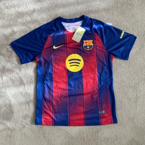 FC Barcelona 2025/2026 hemmaställ - Säljer en helt ny 2025/2026 Fc Barcelona tröja i färgen Mörkblå och Röd med gula detaljer. Storlek S. Tags tillkommer🏷️ Vid frågor eller funderingar skicka ett pm, Mvh
