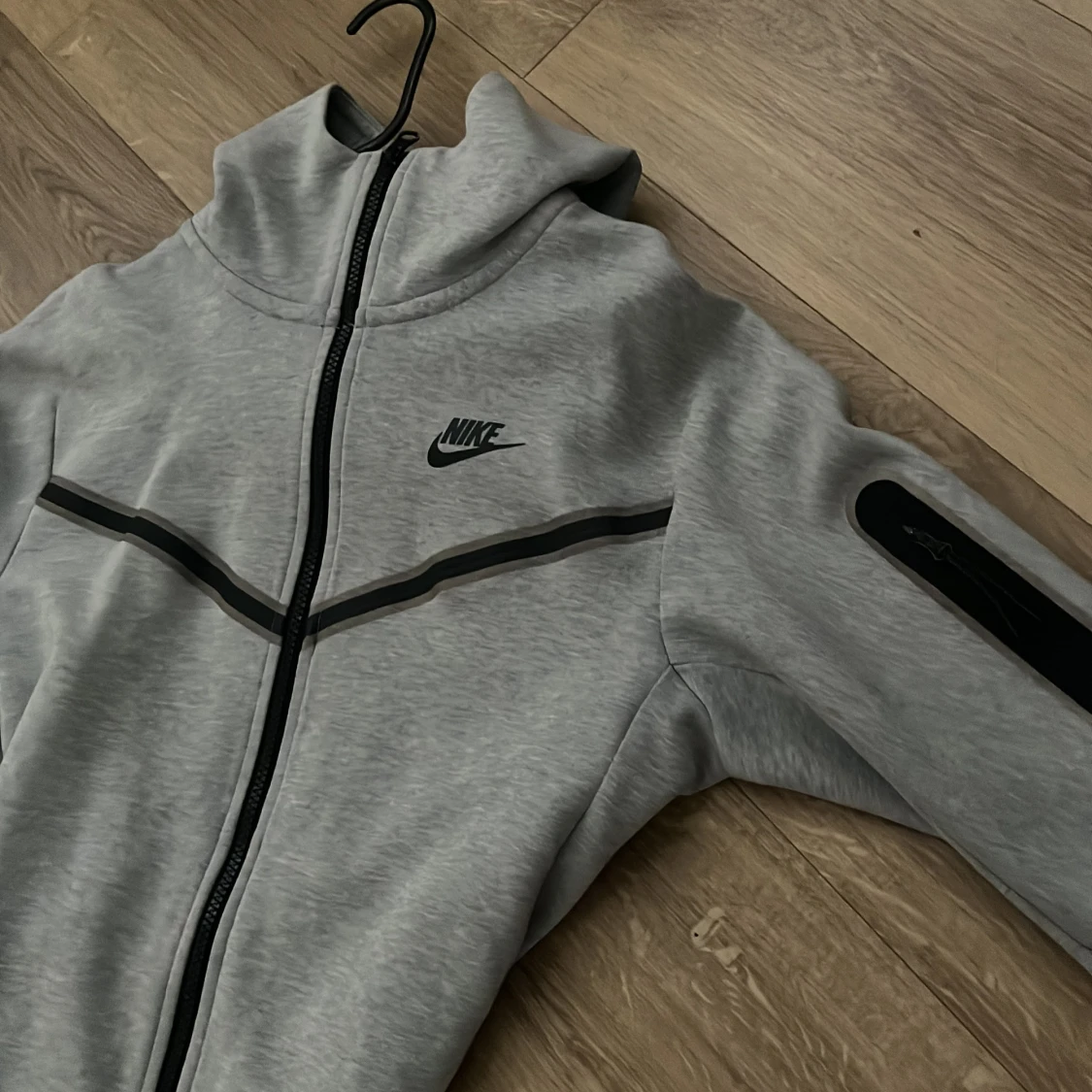 Grå Nike zip-hoodie med svarta detaljer - 3