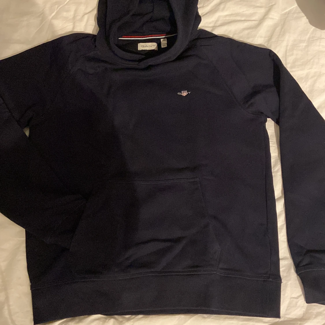 Mörkblå hoodie från GANT