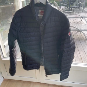 Svart dunjacka från Colmar - Snygg svart dunjacka från Colmar, M herr, bra skick utom hålet på sista bilden