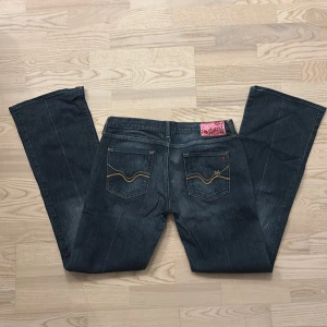 Replay jeans💙 - Mörkblå jeans från Replay med snygga broderade detaljer på bakfickorna och en rosa etikett med blommor. Klassisk femficksmodell med raka ben och gul Replay-logga vid fickan. Jeansen har en cool tvätt och kontrastsömmar som sticker ut. Använda men fint skick. Köpte dem begagnade och är osäker på stl men gissar på W28 alt W29. 