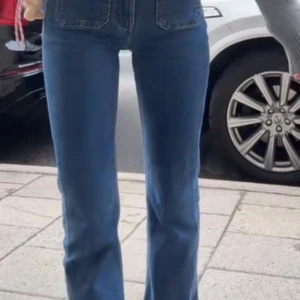 Jeans med fickor i fram - Säljer ni dessa skitfina jeans från bikbok då de ej kommer till användning. Använda 2 gånger. Storlek: 27/32 (36/S) och passar någon som är 160-165. Nypris: 600kr