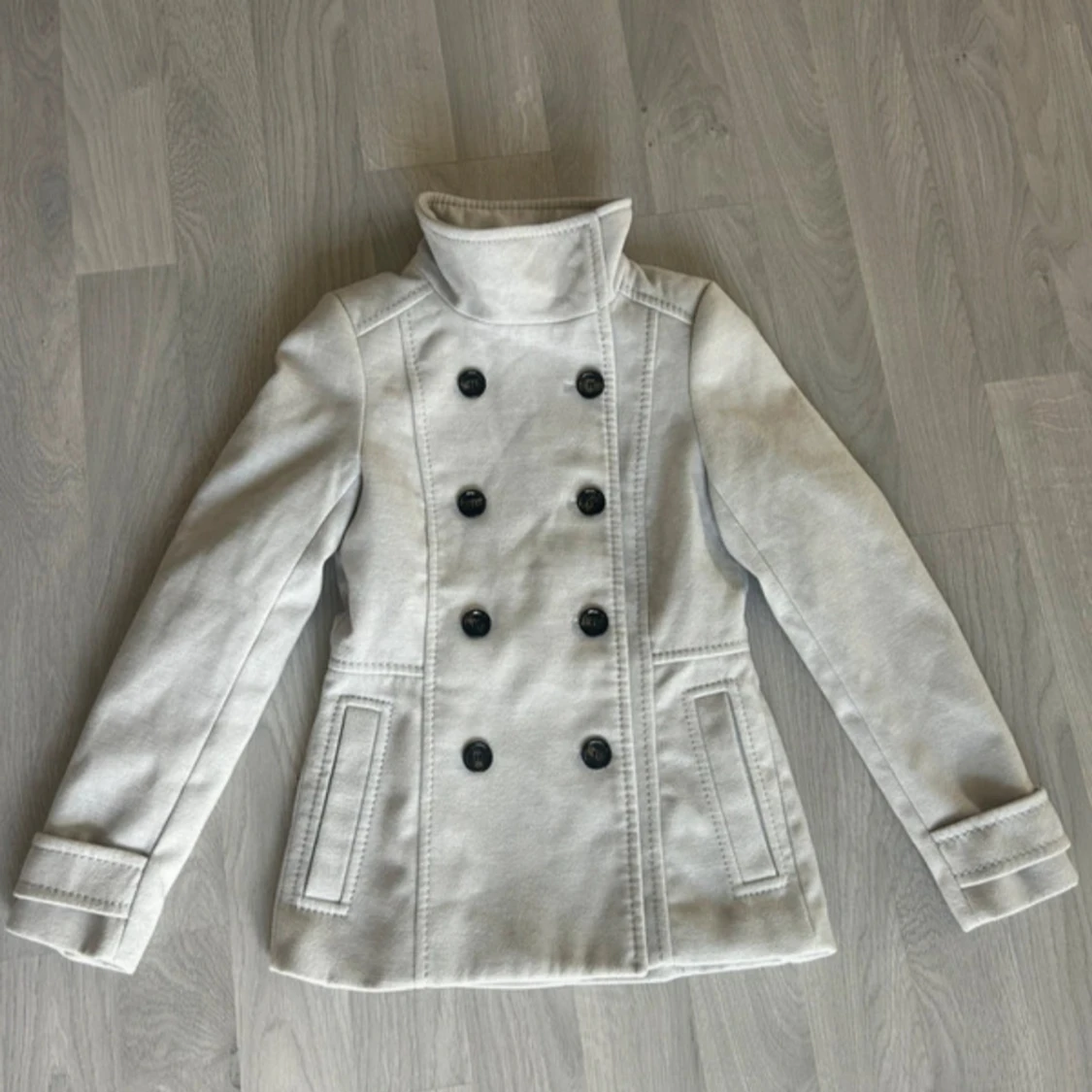 Ljusgrå skepparkavaj med knappar - 2