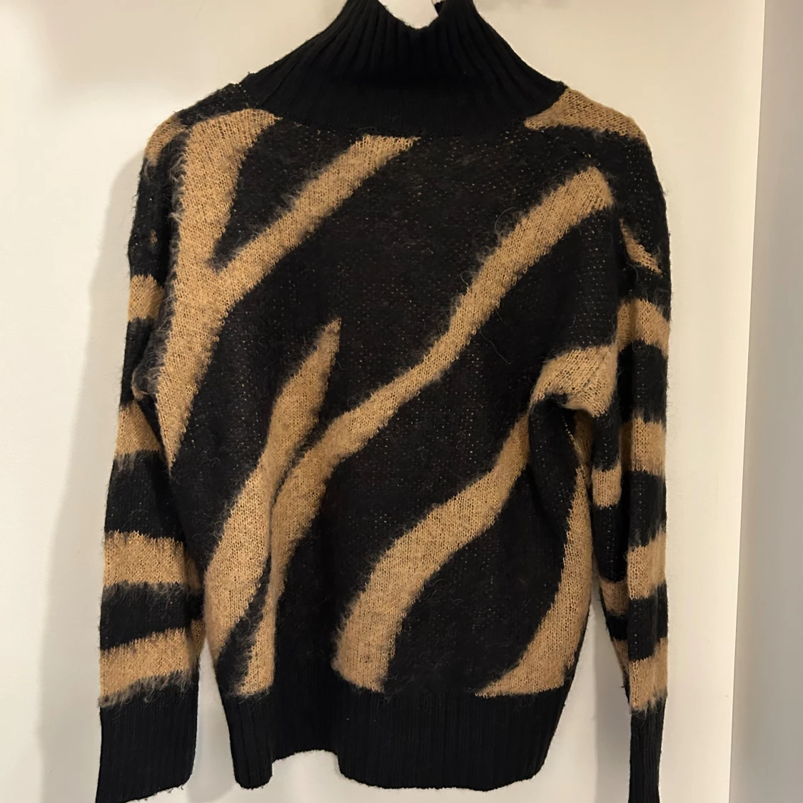 Zebramönstrad polotröja från Lindex XS - 2