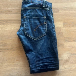 Mörkblå Dondup jeans - Mörkblå Dondup jeans. Storlek 31. Modell Sam ben längd 106 cm. Hör av dig vid frågor