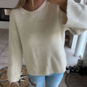 stickad tröja med öppen rygg - super fin tröja från gina med öppen rygg, passar så bra nu när det e kallare!! skriv för fler bilder💕