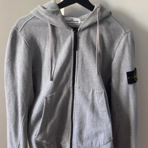 Stone Island Hoodie - Stone Island Hoodie i storlek M med tunn fleece 