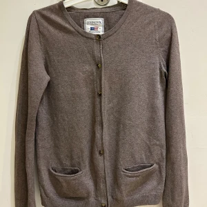 Brun kofta från Lexington - Mysig brun kofta från Lexington med rund halsringning, knappar framtill och två små fickor. Långärmad och i mjukt material som passar perfekt till lager-på-lager. Enkel och stilren design som funkar till det mesta.