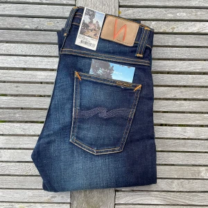 Nya Nudie Jeans Lean Dean - Säljer du dessa otroligt snygga Nudie jeans! De är storlek 29/32 och modell Grim Tim. Helt sprillans nya med tags, alltså helt oanvända! Sjukt snygg och unik tvätt, färg och stitching! Nypris är 1600 online! Hör av dig vid frågor och funderingar, priset är inte hugget i sten! 