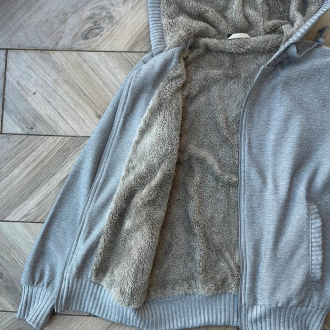 Grå hoodie med fluffigt foder - 4