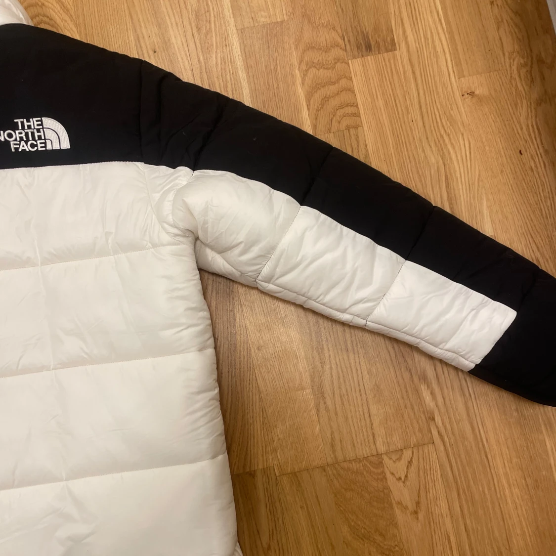 Vit och svart pufferjacka North Face - 4