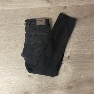 Svarta Replay jeans Anbass herr - Snygga svarta jeans från Replay, modell Anbass. W31 L34.