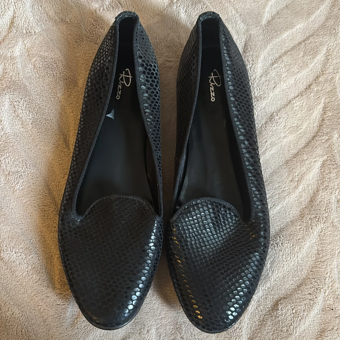 Svarta loafers i ormskinnsmönster från Rizzo