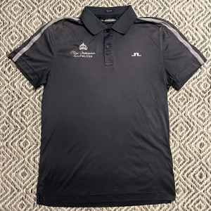 J.Lindeberg Piké - J.Lindeberg Piké! | Skick 9/10 mycket bra | Nypris 900kr | Mitt pris 299kr | Kom pm vid frågor eller funderingar! | Postas eller hemleverans i Gävle området!