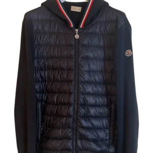 Moncler  - Moncler Cardigan Marin blå. Storlek L. Skick 7/10 finns litet hål. Pris 2190kr finns att köpa på våran hemsida, Fashionels.com