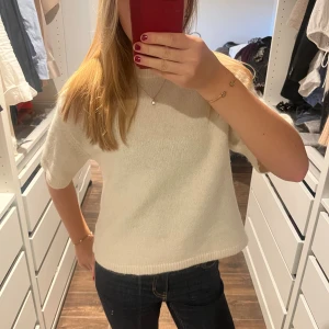 Vit stickad kortärmad tröja - Super snygg och mysig stickad tröja från Gina tricot!! Perfekt till hösten🥰🥰💞💞
