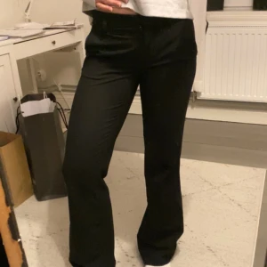 Kostym byxor - Jätte fina kostymbyxor från Nelly. Lågmidjande. Jag är 161 cm lång och de nuddar precis marken. 🥰😛 säljer dem pga jag vill byta ut saker i min garderob och därför behövs den tömmas. 