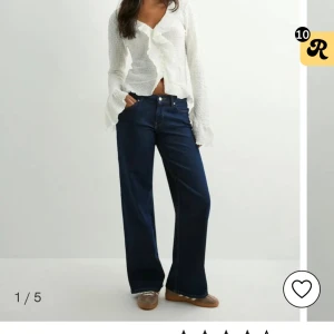 Lovely frill LS top Nelly  - Säljer denna jättesöta topp ifrån Nelly i storlek XS dock är den väldigt stor i storlek så den passar snarare en storlek M. Knappt använd pga att den inte passar, köptes för 400kr. Fråga om mer bilder 🥰