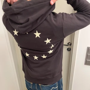 Etudes EU hoodie - I princip helt ny ETUDES EU-HOODIE - nypris 2000 kr ish. Bara använd 2-3 ggr. Storlek S är true to size. Kille i bild är lite över 170 o den sitter perfekt! Köpt på farfetch. Att stjärnorna ser lite distressed ut är en del av designen! / Mvh 