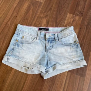 Lågmidjade jeans shorts - Super fina lågmidjade jeans shorts som jag köpt på en maknad i Spanien! Fråga privat för bilder💓