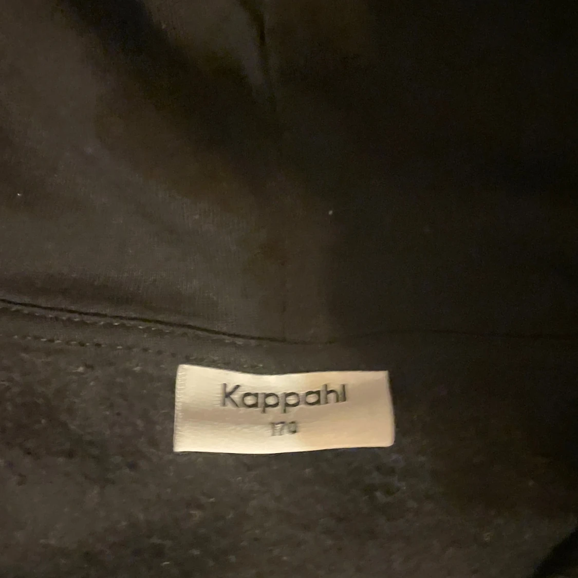 Svart hoodie med dragkedja från Kappahl - 2