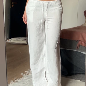 Vita linnebyxor från H&M - Vita linnebyxor från H&M i storlek S. Aldrig använda