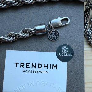Cordel halsband  - Säljer ett silverfärgat cordel halsband i 6mm,halsbandet är i rostfritt stål och är ifrån trendhim hör av dig vid minsta lilla fundering✌🏼 (pris kan diskuteras)