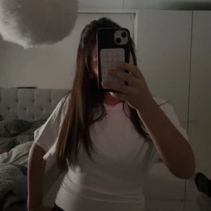 Vit croppad topp från New yorker  - Säljer en vit croppad topp från New yorker i storlek S. T-shirten har korta ärmar, cropped matrial på sidorna, perfekt för en chill och stilren look.