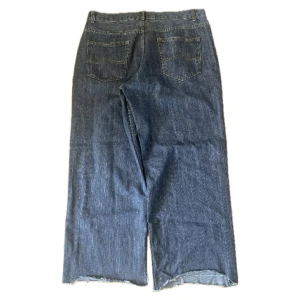 As feta baggy jeans - Ser ut som raw denim. Knappen i Gylfen ör trasig men funkar bra om du har på ett bälte.