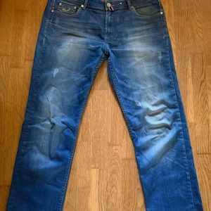 Jacob Cohen - Tja, säljer dessa stilrena Jacob Cohen jeans med schyssta slitningar. Sparsamt använda, dock har dem en liten fläck (se bild)