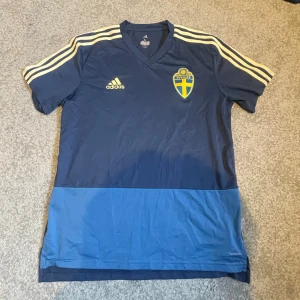 Adidas Sverige T-shirt  - Tja! Säljer denna Sverige T-shirt från Adidas, dessa är spelare i landslaget som använder och går ej att köpa så dom är väldigt limiterade i mängden! Storlek M