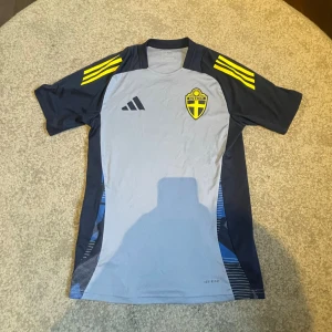 Adidas T-shirt Sverige - Tja! Säljer denna Mörkblå Sverige T-shirt från Adidas, dessa är spelare i landslaget som använder och går ej att köpa så dom är väldigt limiterade i mängden! Storlek S