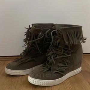 Gröna kilklackar med fransar - Jättesnygga militärgröna kilklackar med fransar. Ger samma vibe som isabel marant skorna!!🌸