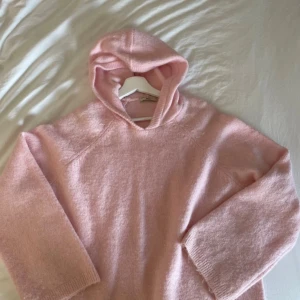 ginatricot ljusrosa stickade tröja med luva  - jättefin ljusrosa stickade tröja med luva från ginatricot i superbra skick!