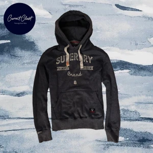Mörkgrå hoodie från Superdry - Snygg mörkgrå hoodie från Superdry med vit tryckt logga och text på bröstet | Size M | Blå/ mörkblå färg | Axelbredd: 49cm Längd: 67cm