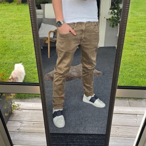 Replay jeans - Snygga Replay jeans i storlek 34, men känns som 33-32. Skriv om du undrar något! ❤️‍🔥