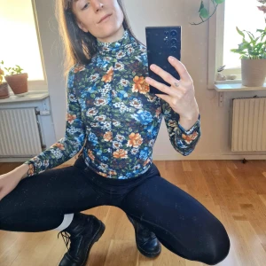 Blommig polotröja från Dobber XS - Långärmad topp med turtleneck. Supermjuk och gosig i tyget. Sjukt snygg, men det har blivit för liten för mig, så det är dags för den att hitta en ny person som kommer älska den lika mycket som jag gjort 💙 (2a bilden är tyvärr tagen i dåligt ljus. Färgen representeras bäst på de två andra)