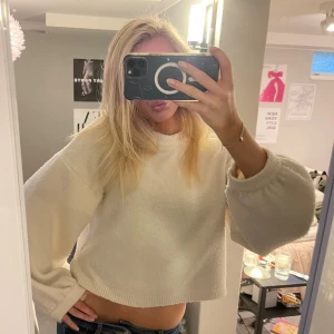 Vit stickad tröja med söta ärmar - Så fin men kommer tyvärr inte till användning! Lite nopprig men går enkelt bort med klädborste eller noppermaskin! 🤍