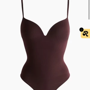 Vinröd body från H&M - Säljer en vinröd body från hm i xs. Ej använd och har prislappen kvar.