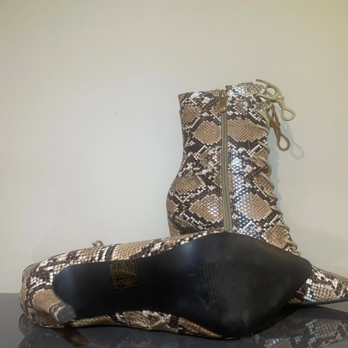 Ormmönstrade stövletter med snörning - 2