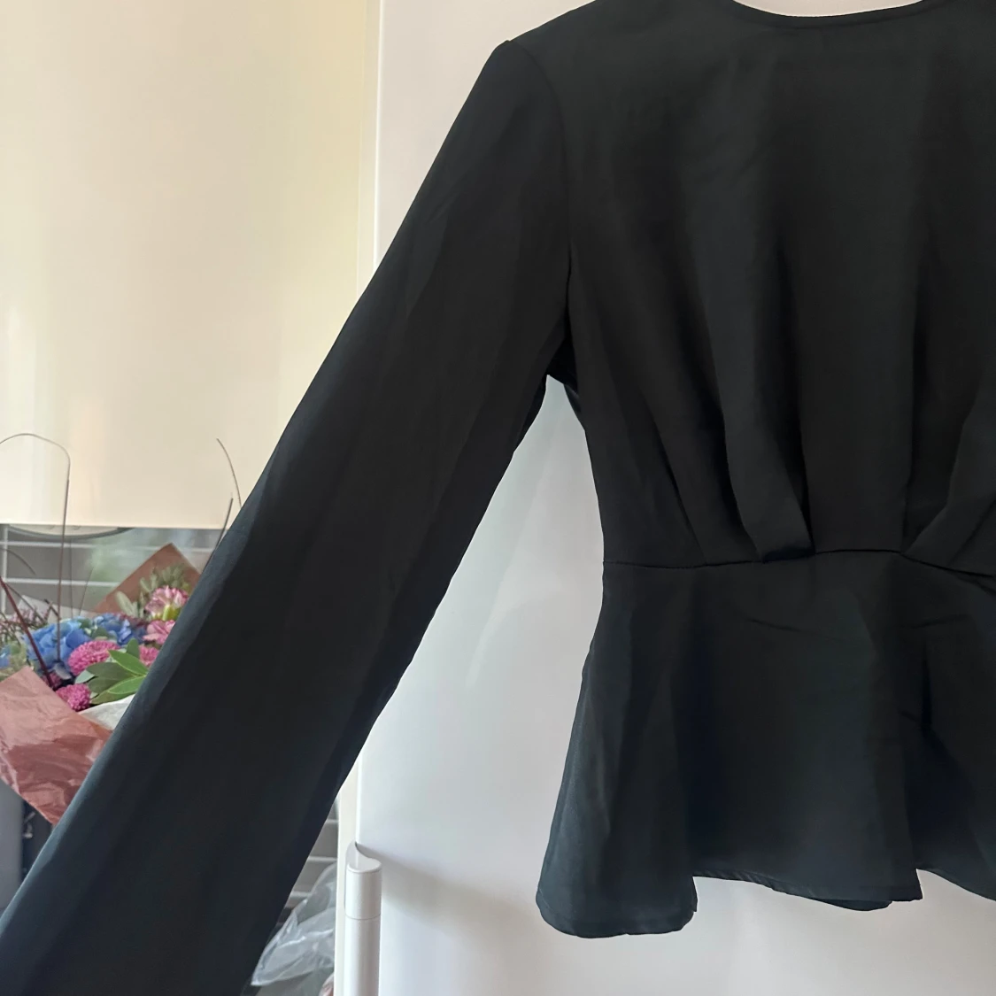 Svart omlottblus med öppen rygg - 1