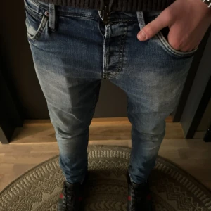 Denim blå slim jeans Jack & Jones Glenn  - Tja! Säljer dessa riktigt snygga jack n jones jeans | L30 W29 | Färg~Denim blå | Jag på bilden är 181! | Hör av er vid minsta lilla fundering🙌