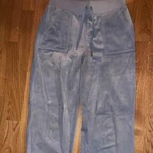 Juicy conture  - Säljer mina juicy conture byxor då dom inte kommer till användning. Ens knappen på snöret är bort (kolla bild 3). Annars är dom hela och i bra skick  Hör av er för frågor eller bilder