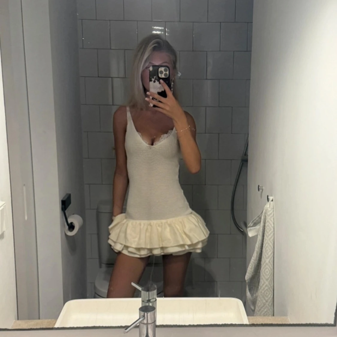 Vit stickad kortklänning med volang - 93