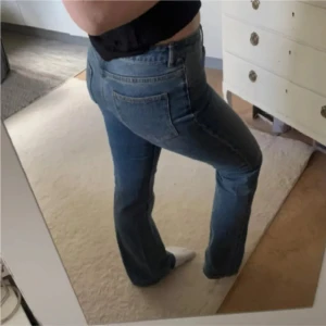 Blås bootcut jeans  - Jätte fina jeans från monki! Knappt använda! 💕 Jag är 1,70 cm lång och det är mina egna bilder, Hör gärna av dig om du undrar något, köp gärna med Instabox då jag postar snabbast där! Kvar tills markerad som såld 🫶🏼💘